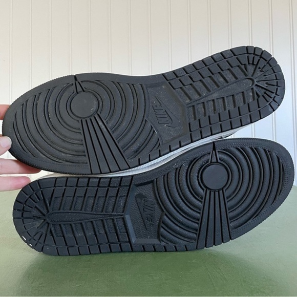 Nike Air Jordan 1 Retro High OG in “Light Smoke Grey” - Picture 8 of 11